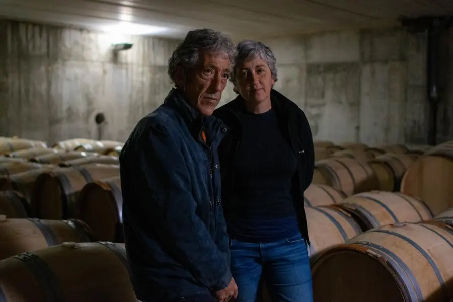 Luis y Eva, elaboradores de Maisulan, en la bodega