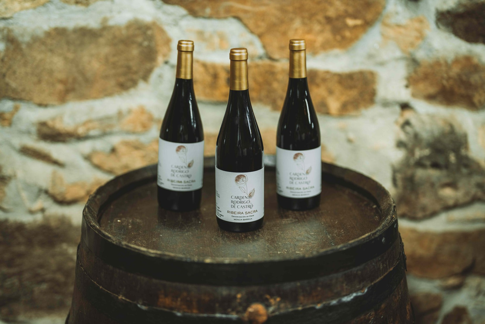 Botellas de Soutelo sobre barricas en la bodega