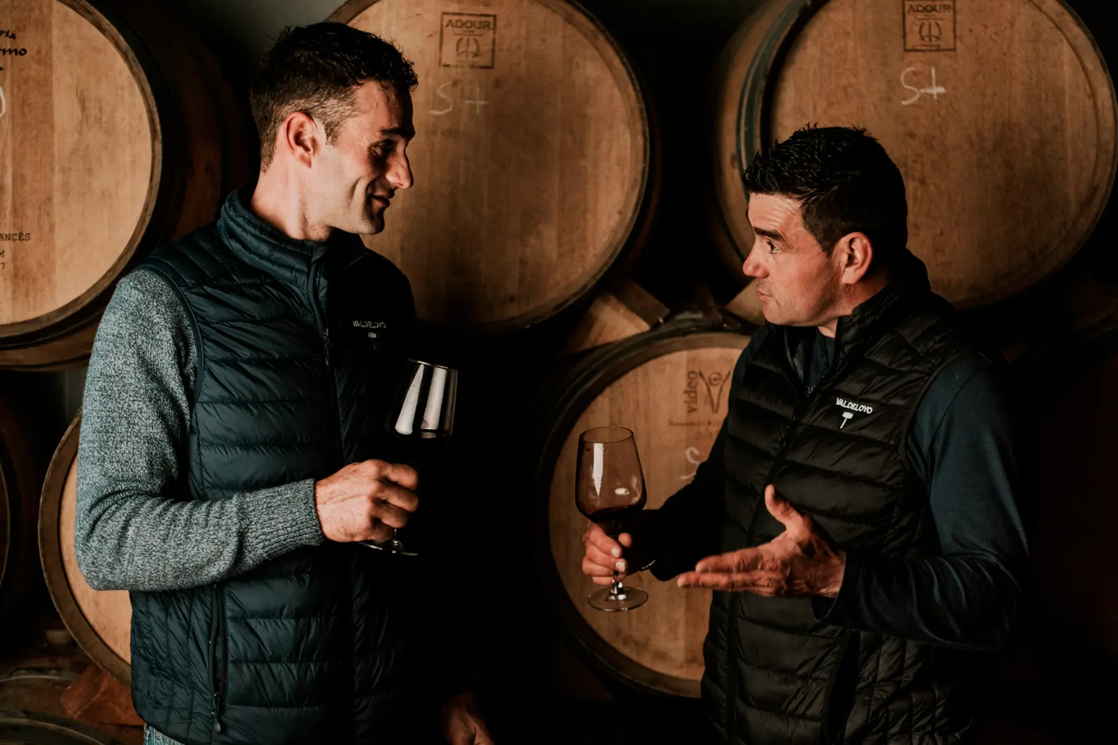 Familia Valdeloyo conversando en su bodega de San Vicente de la Sonsierra